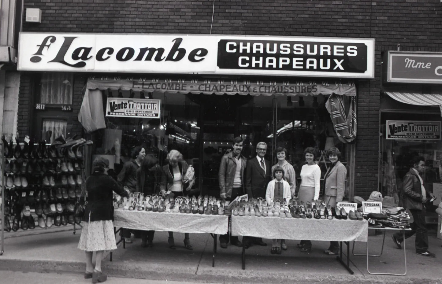 Magasin F. Lacombe à la vente trottoir du Promenade Ontario