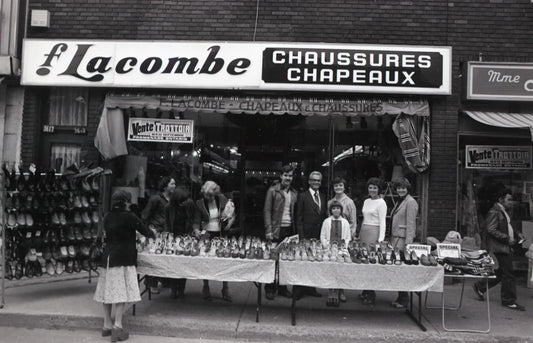 Magasin F. Lacombe à la vente trottoir du Promenade Ontario