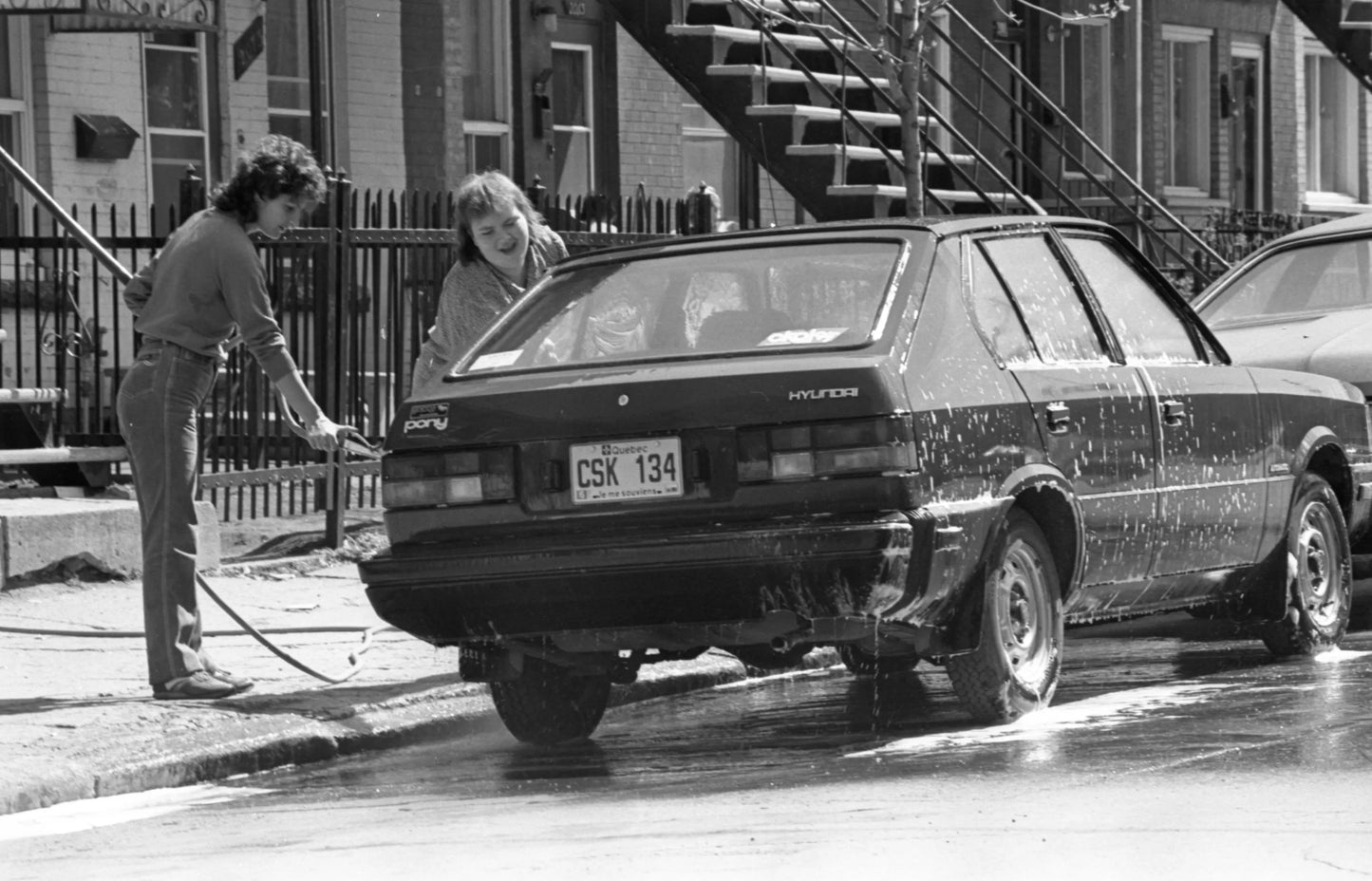 Femmes nettoyant une voiture