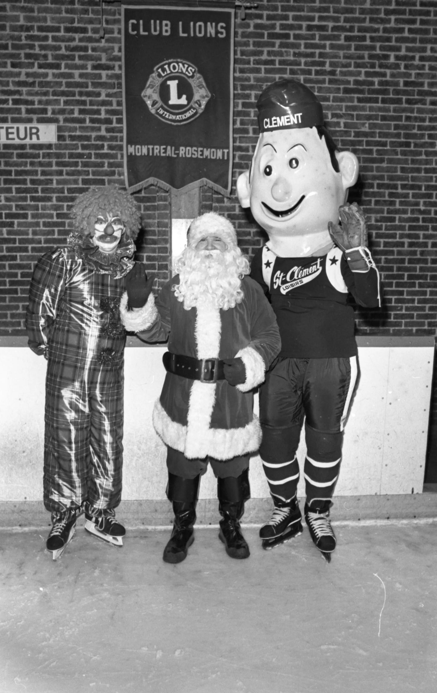 Un clown, le père Noël et la mascotte Clément