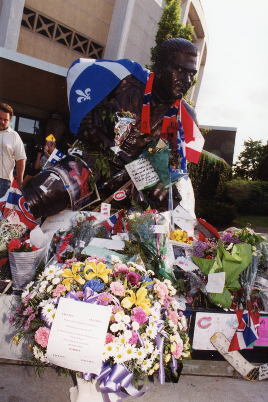 La statue de Maurice Richard décorée