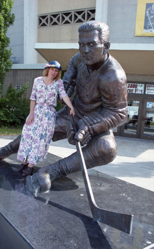 Monique Jutras, interprétant la Bolduc,
photographiée devant la statue de Maurice Richard