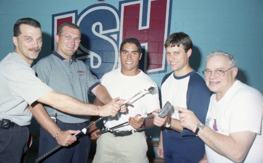 Le joueur du Canadien Francis Bouillon pose avec les golfeurs des JSH
