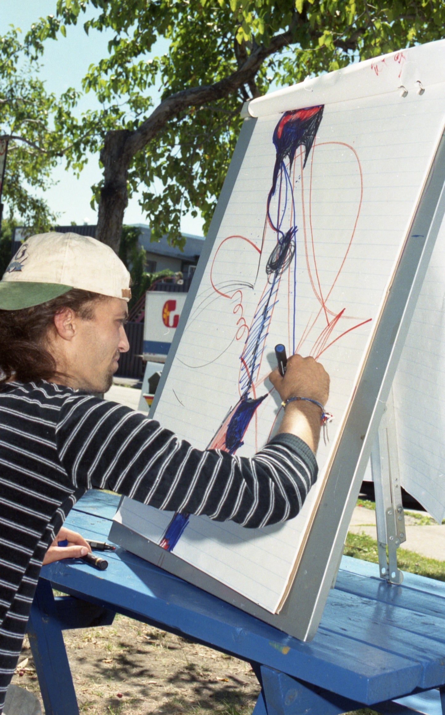 Jeune du café-graffiti qui dessine