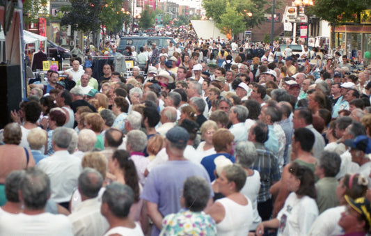 Foule présente à la ventre trottoir de la Promenade Ontario au thème Country