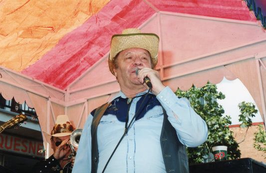 Le chanteur Roger Ivon à la vente trottoir de la Promenade Ontario au thème Country