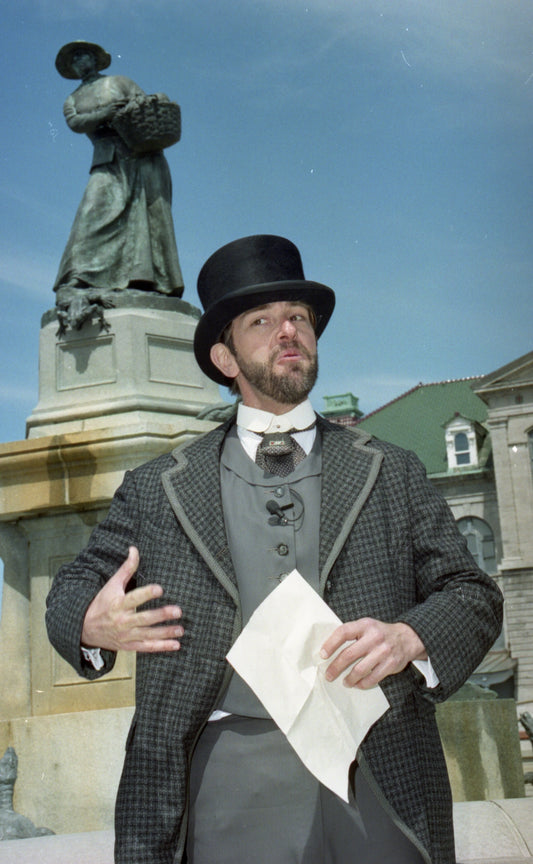 Homme costumé devant la Statue La Fermière