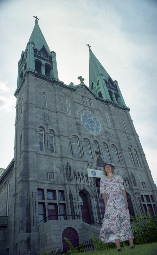 Devanture de l'Église St-Nom de Jésus et une actrice personnifiant la chanteuse Mary Travers, dite la Bolduc