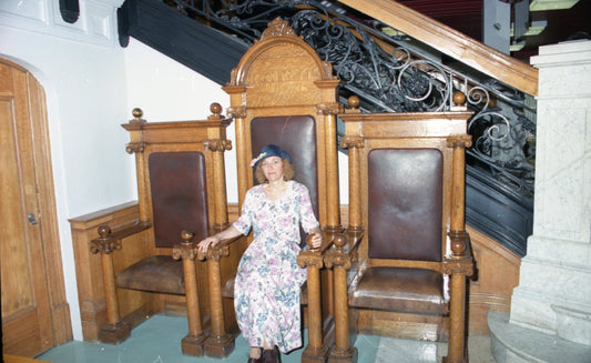 Les sièges de l'hôtel de Ville et la chanteuse Mary Travers, surnommée la Bolduc.