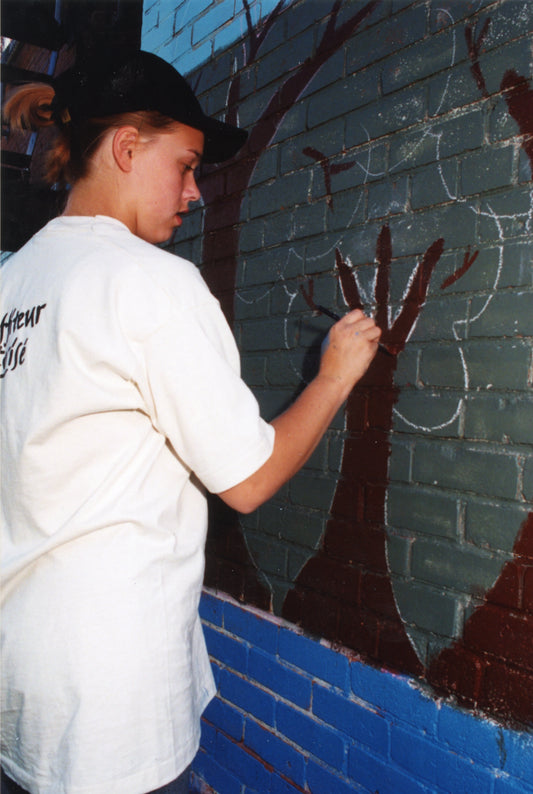 Jeune qui dessine une murale