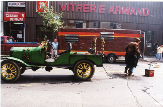 Auto ancienne. Vente trottoir au thème Country
