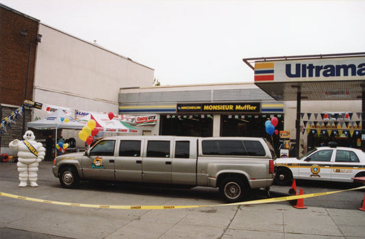 Une grande limousine devant la façade d'un Monsieur Muffler