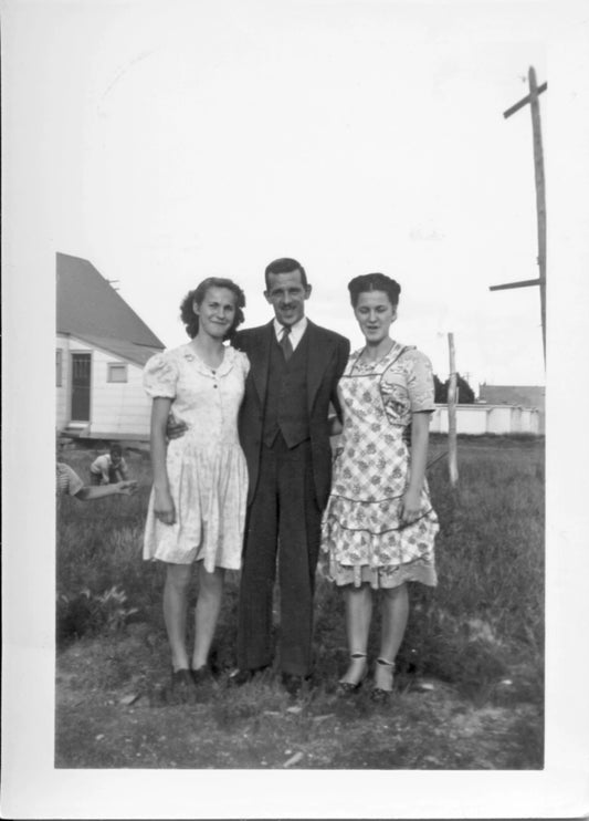 Trois personnes dans un champ