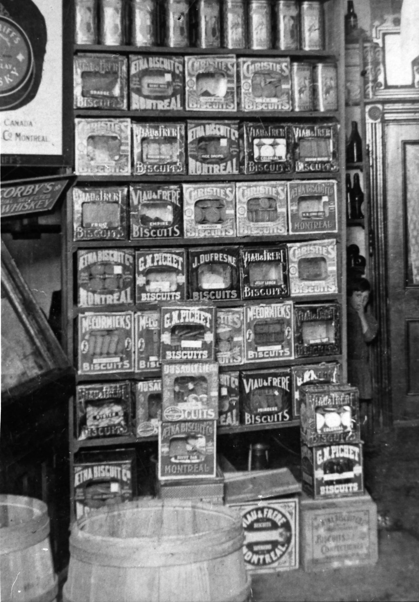 Étalage de biscuits à l'épicerie et magasin général Larochelle, 1890