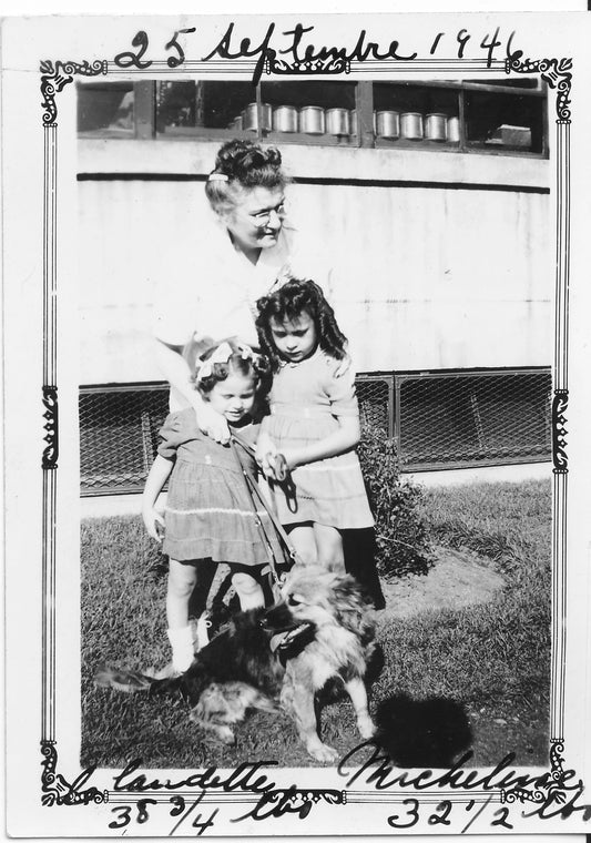 Fillettes Jubinville avec un chien et leur mère