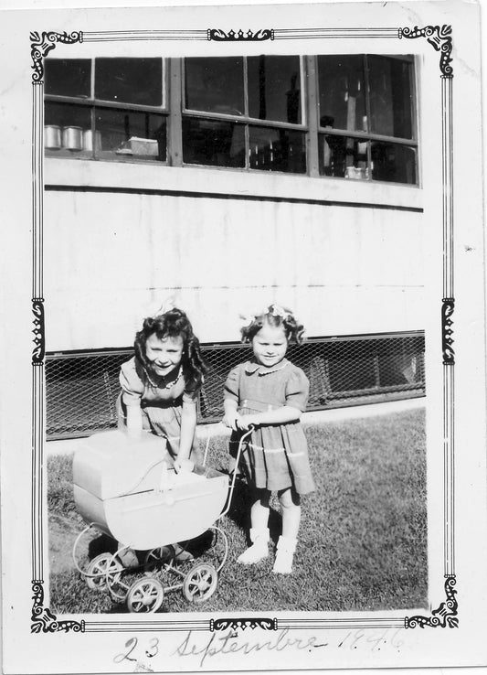 Fillettes Jubinville et un carrosse