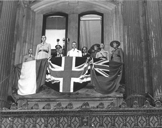 Maire Adhémar Raynaud et le général de Gaulle au balcon de l'Hôtel de Ville