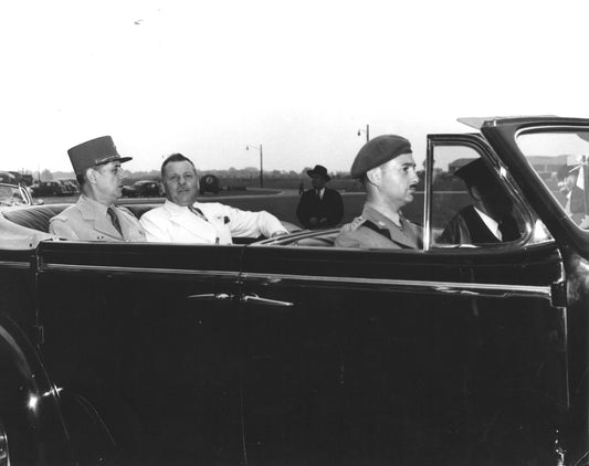 Maire Adhémar Raynaud et le général de Gaulle en voiture