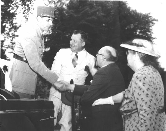 Maire Adhémar Raynaud et le général de Gaulle descendent de voiture