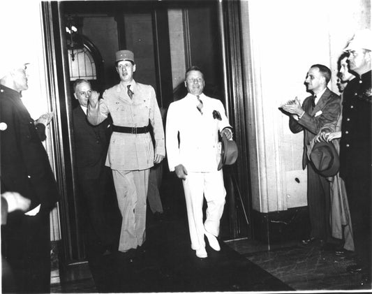 Maire Adhémar Raynaud et le général de Gaulle entrent à l'Hôtel de Ville de Montréal