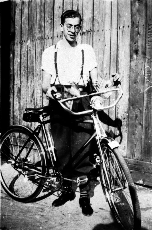 Portrait de Gérard Charbonneau avec sa bicyclette