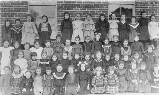 Élèves (filles) devant leur école
