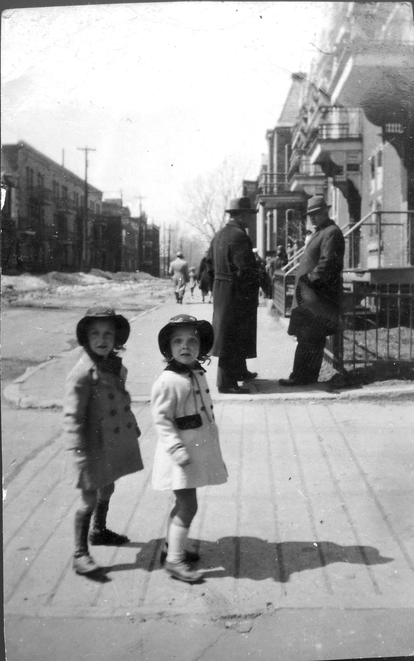 Deux enfants sur un trottoir