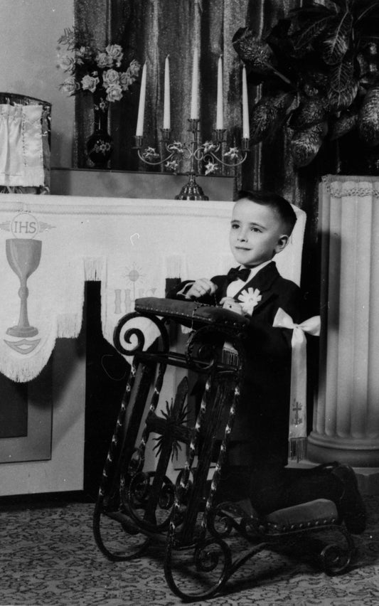 Première communion d'un jeune garçon