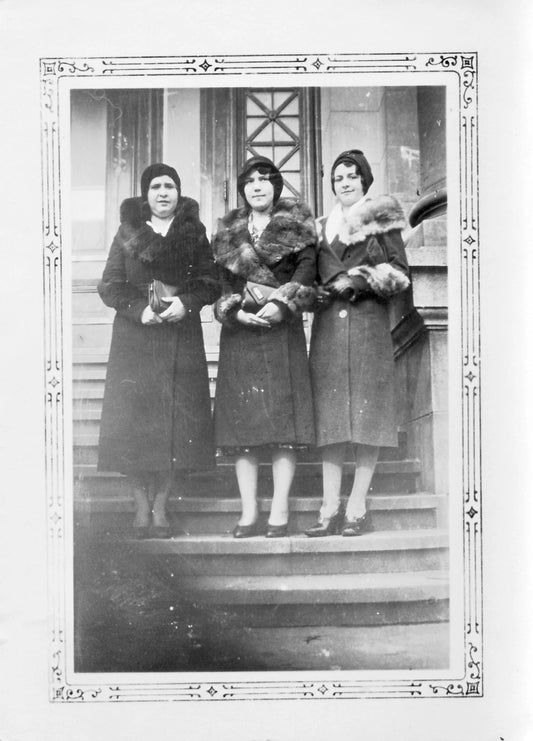 3 femmes devant le portail du Bain Morgan