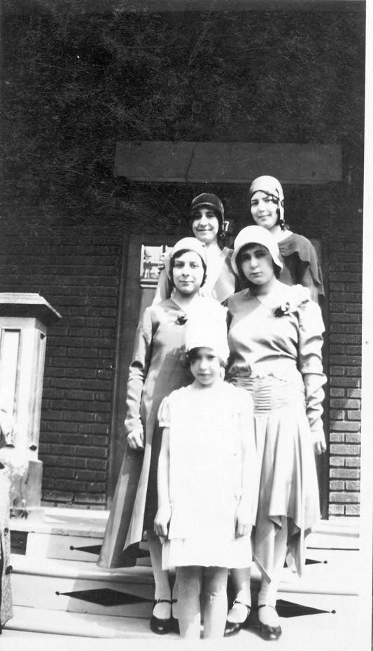 5 femmes devant leur maison