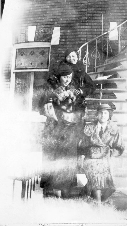 3 femmes devant escalier
