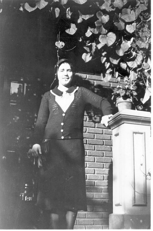 Femme devant sa maison