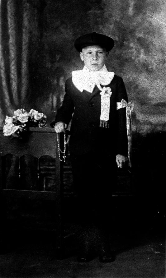 Jeune garçon à sa première communion