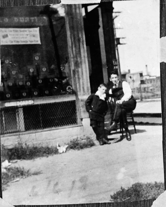 Homme et enfant devant une épicerie
