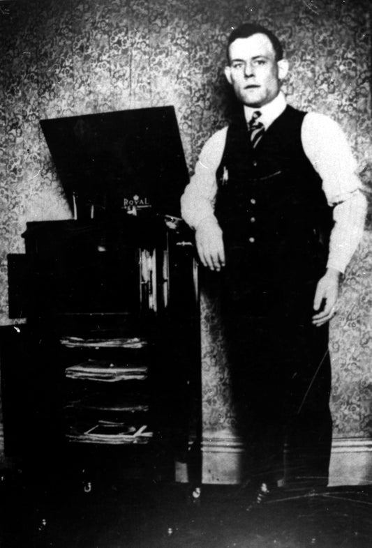 Homme devant un phonographe