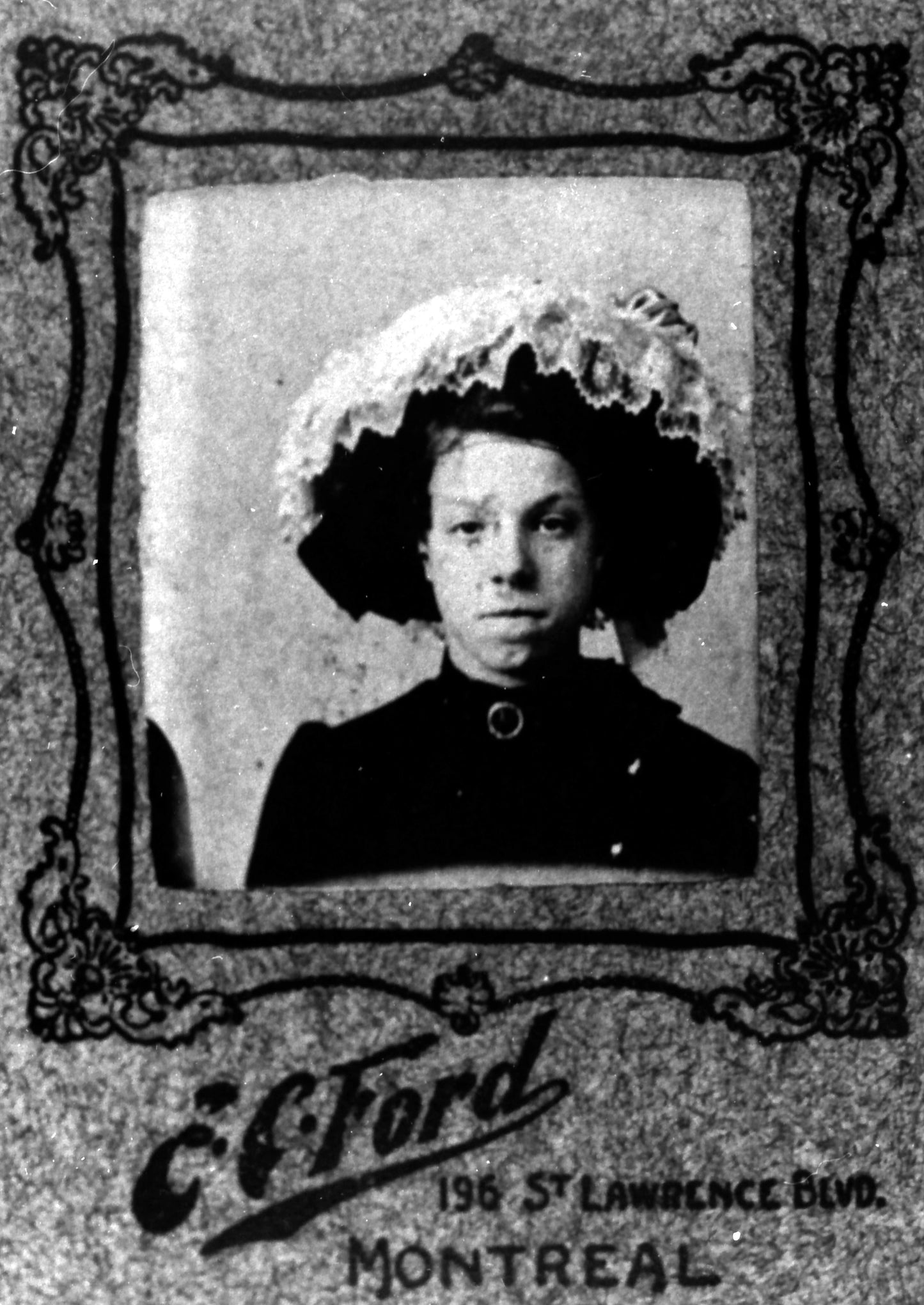 Jeune femme au chapeau