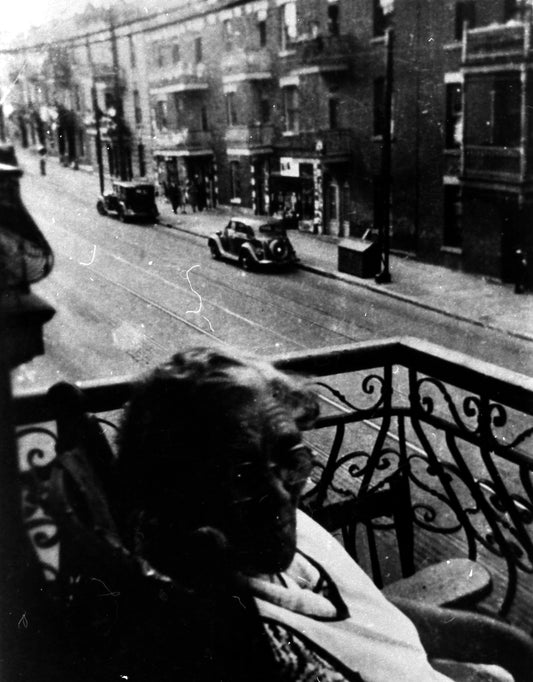 Grand-mère sur un balcon