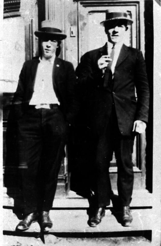 Deux hommes devant une porte d'entrée