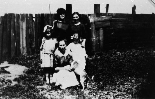 Trois générations de femmes dans une cour