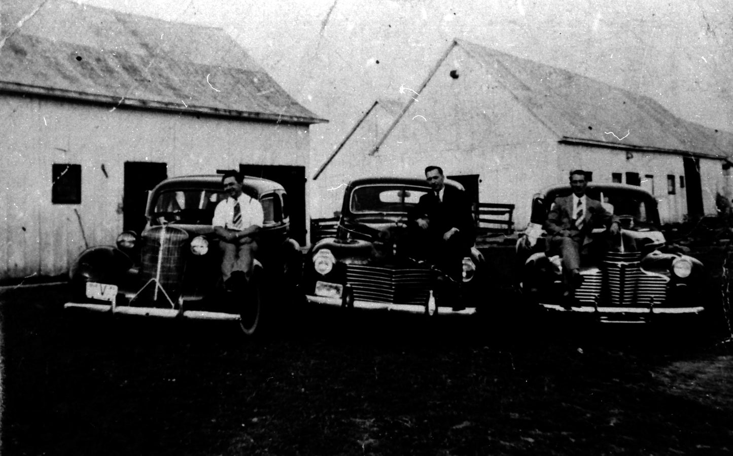 Frères Bibeau devant leurs voitures