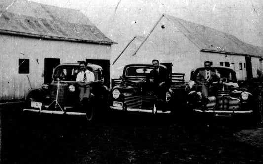 Frères Bibeau devant leurs voitures