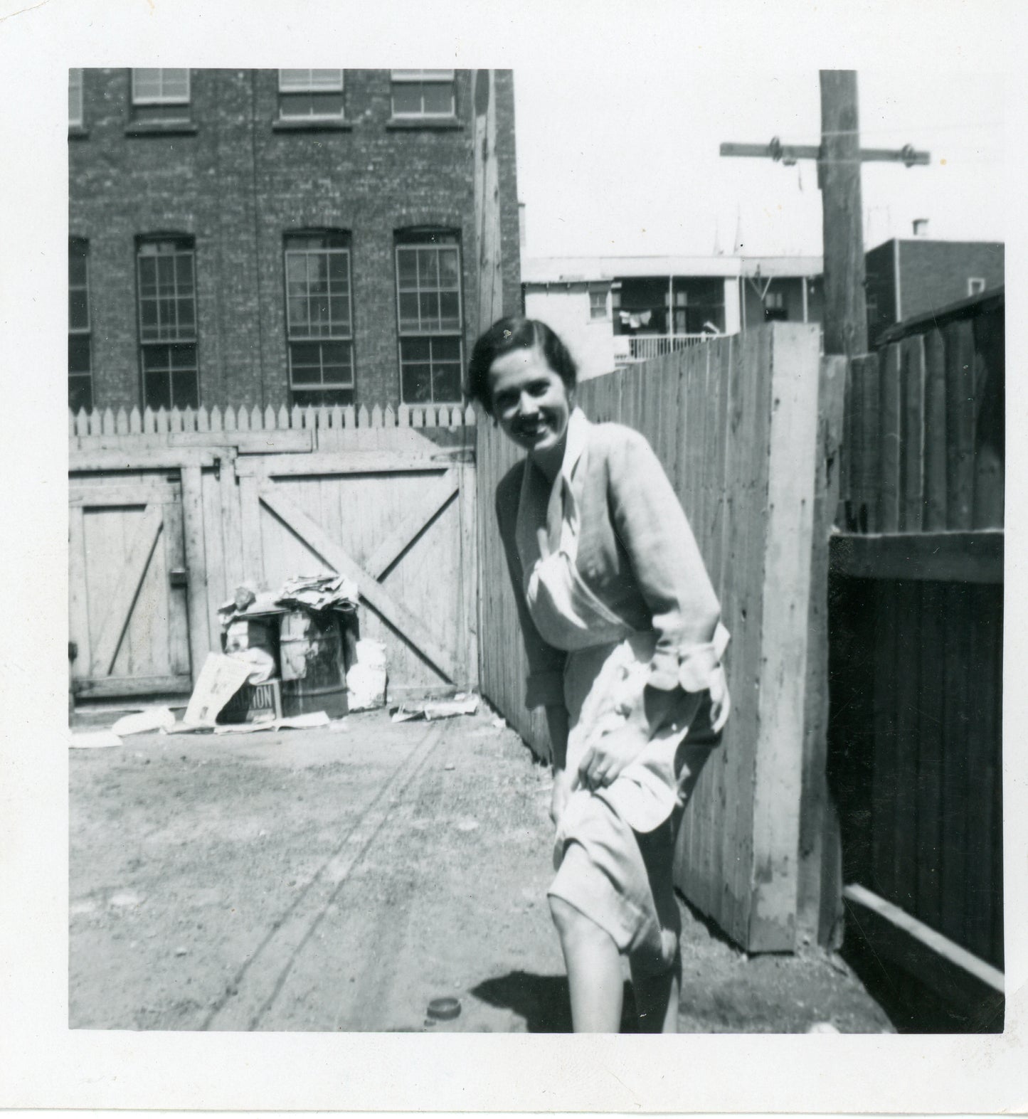 Femme dans une cour arrière