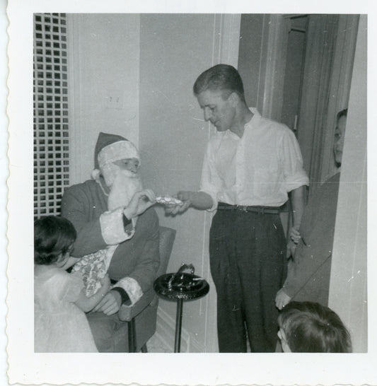 Père Noel remettant un cadeau