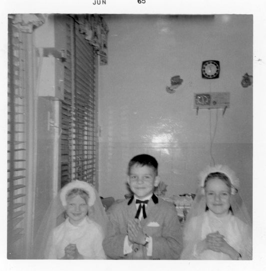 Enfants vêtus pour leur première communion