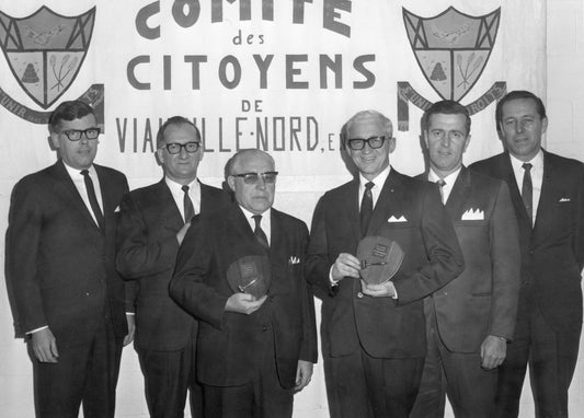 Remise d'une plaque du Comité des citoyens de Viauville-Nord 1966-1967