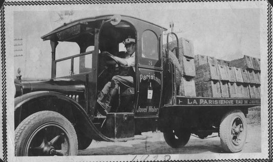 Camion #3 de livraison de l'eau de javelle La Parisienne