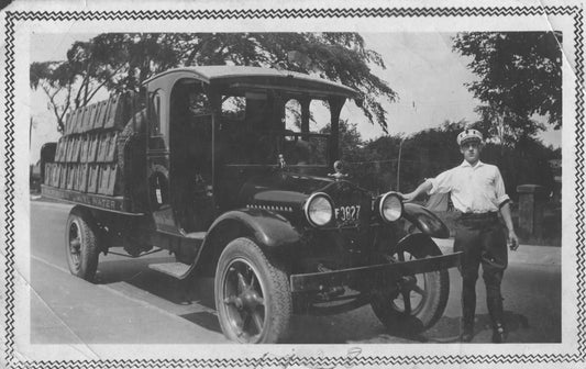 Camion #3 de livraison de l'eau de javelle La Parisienne