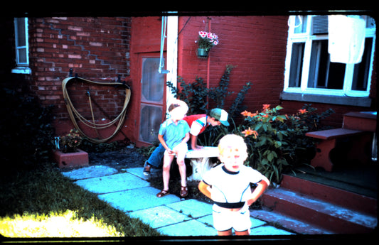 Enfants jouant dans la cours du 8783 rue Bellerive