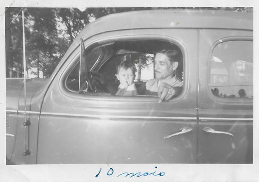 Gaëtan Taillon dans l'auto de son grand-père Octavien Giroux