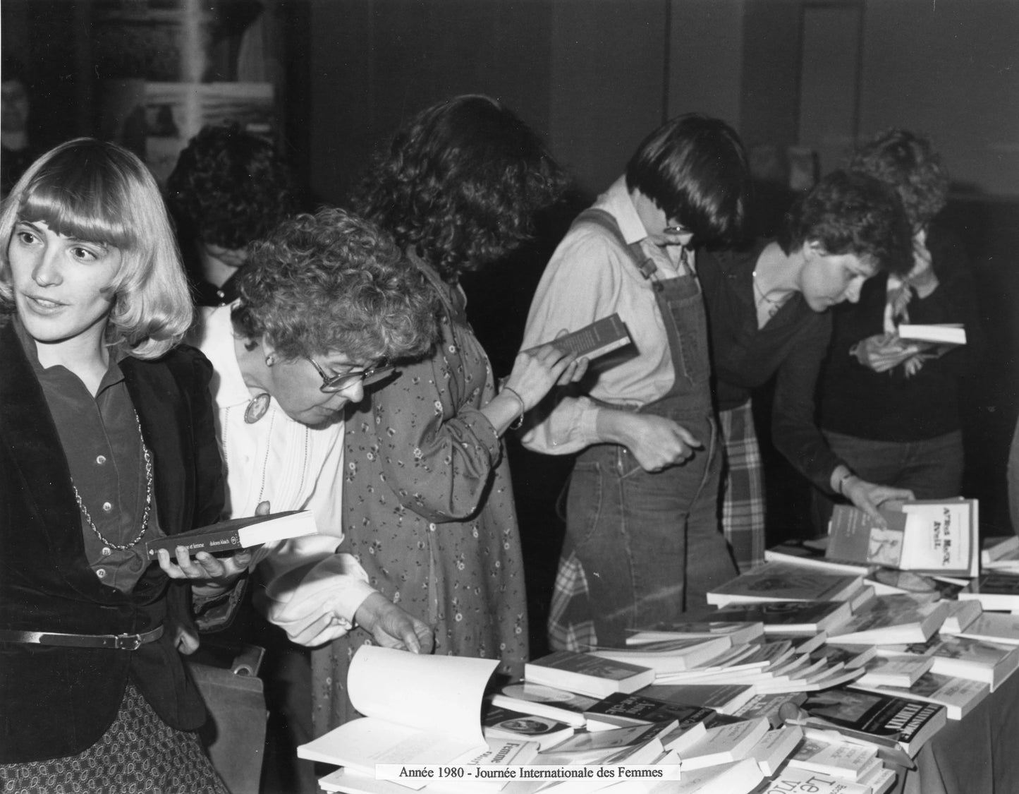 Femmes assistant à la Journée internationale des femmes
